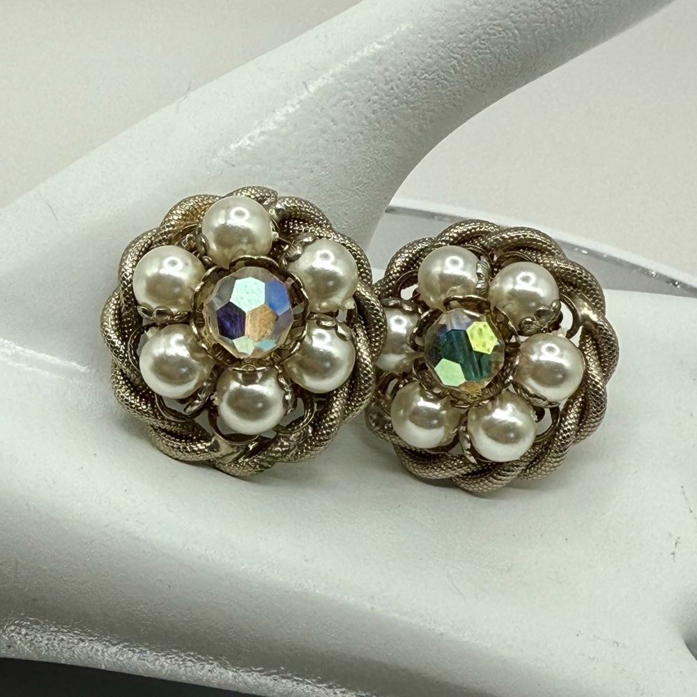 Beautiful Vintage SilverTone Faux Pearl W Aurora Borealis Center Clip On Earring